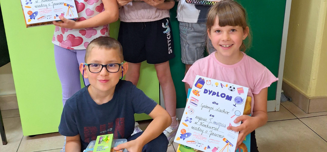 Zdjęcie nagrodzonych uczniów