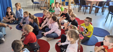 Zdjęcie uczniów w bibliotece