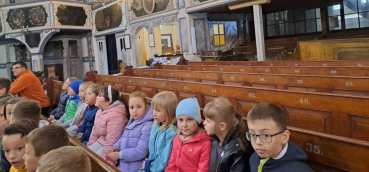Zdjęcie uczniów w Kościele Pokoju