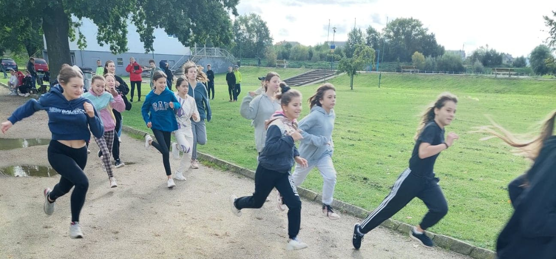 Zdjęcie biegnących uczniów