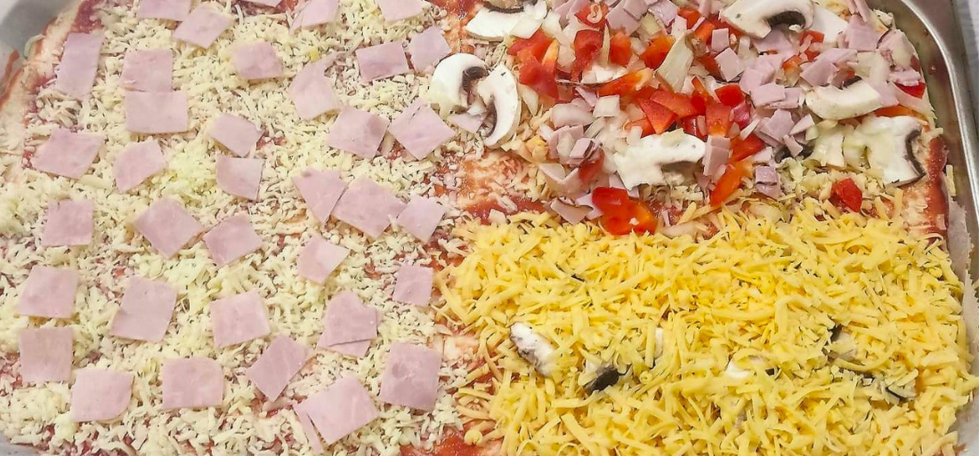 Zdjęcie przygotowywanej pizzy