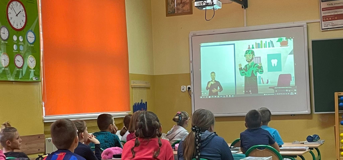 Zdjęcie uczniów oglądających film