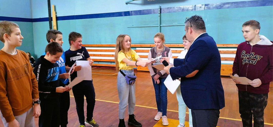 Zdjęcie przedstawiające wręczanie dyplomów