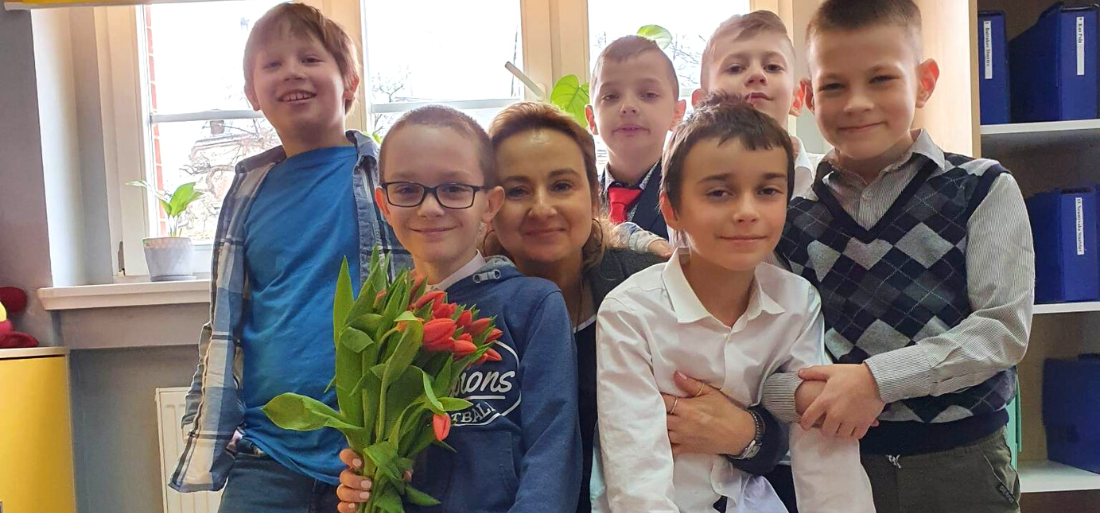 Zdjęcie chłopców z kwiatkami