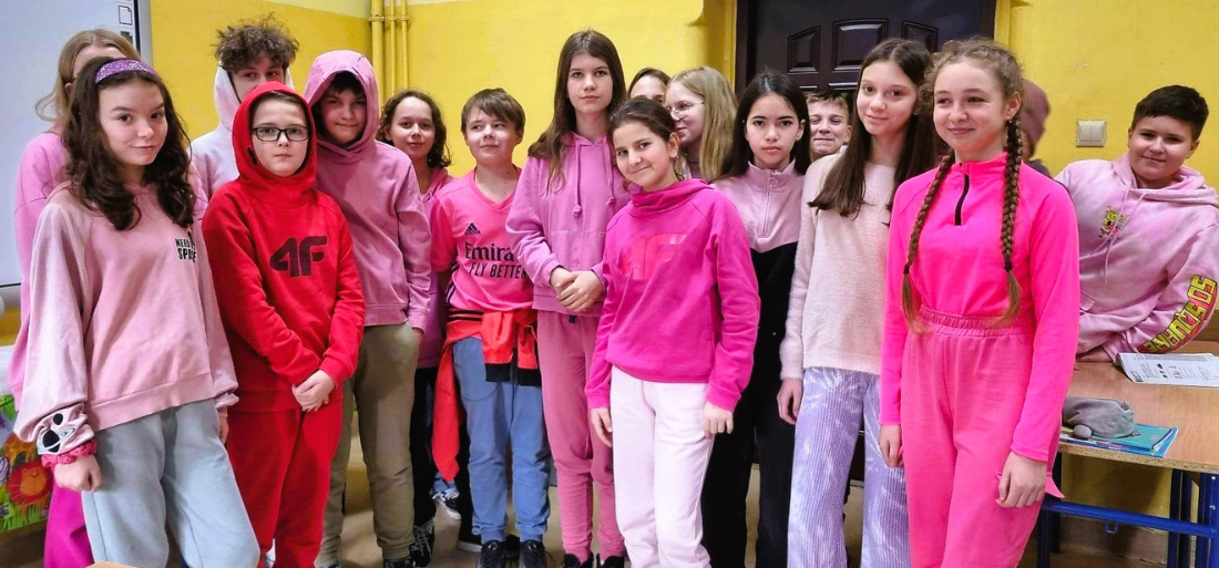 Zdjęcie uczniów ubranych na różowo