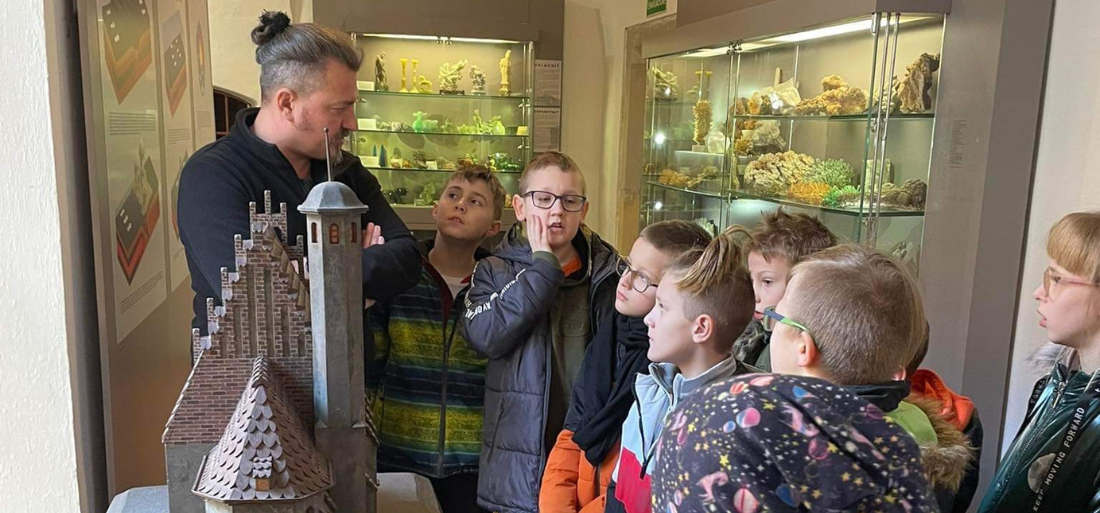 Zdjęcie dzieci w muzeum