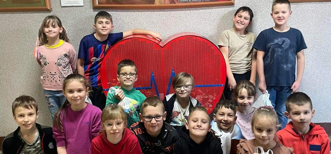 Zdjęcie klasy 3s z nakrętkami