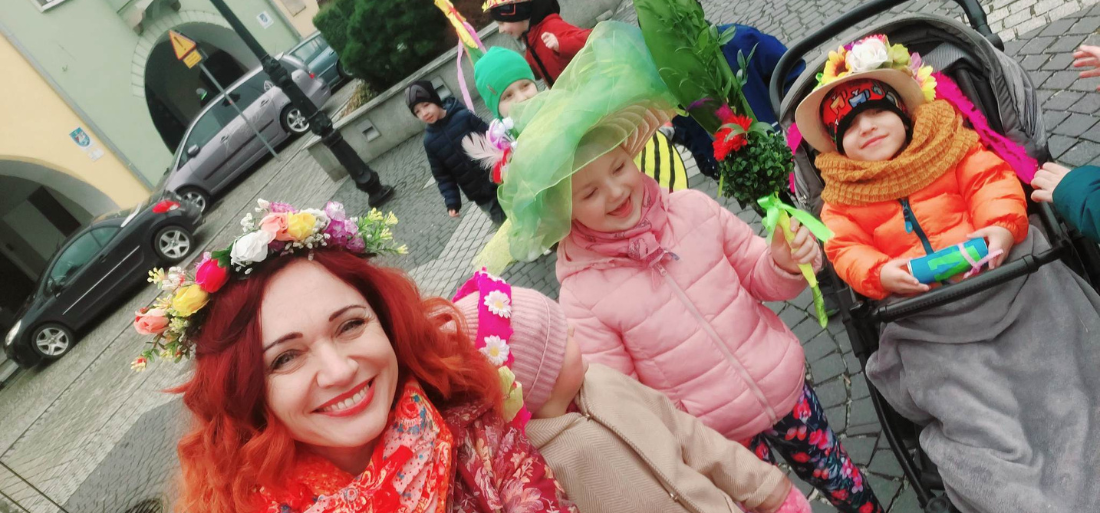 Zdjęcie wiosennie przystrojonych uczniów