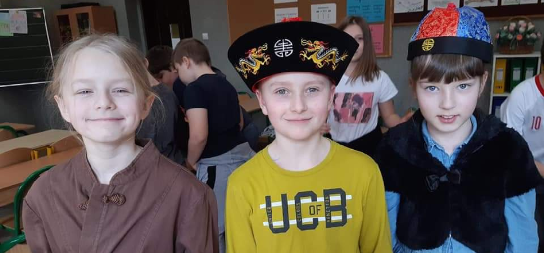 Zdjęcie uczniów w chińskich strojach