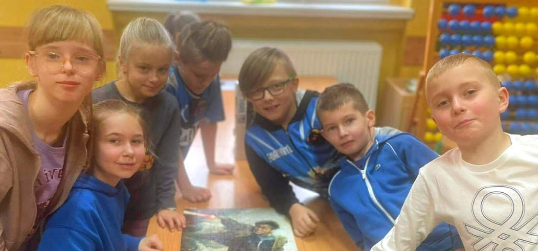 Zdjęcie uczniów układających puzzle