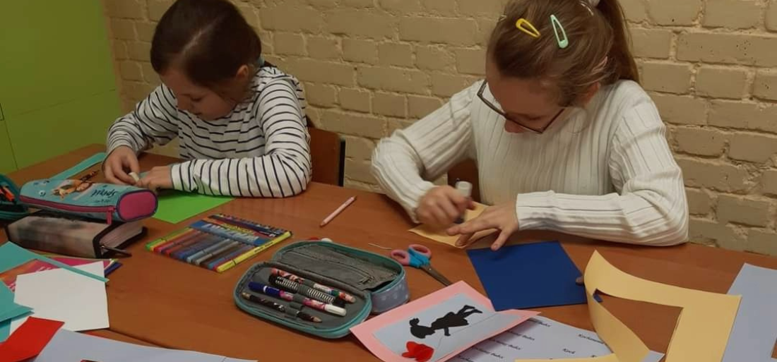 Zdjęcie uczniów i ich prac