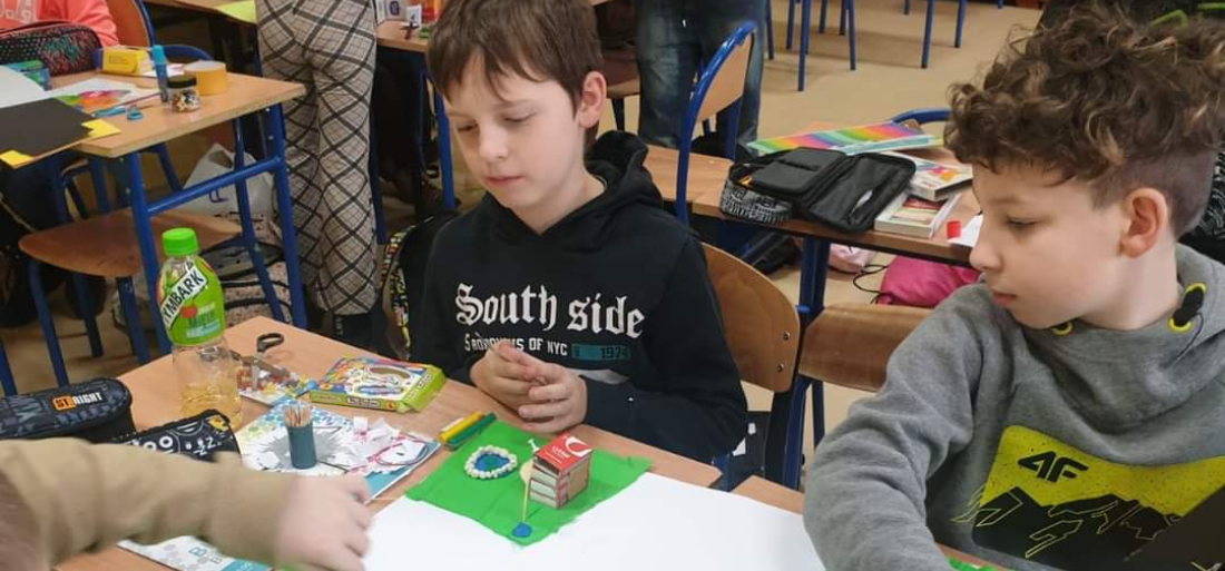 Zdjęcie uczniów i ich prac