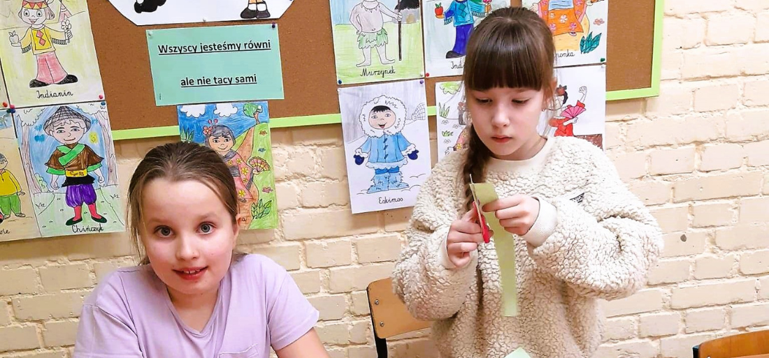 Zdjęcie dzieci wykonujących walentynki
