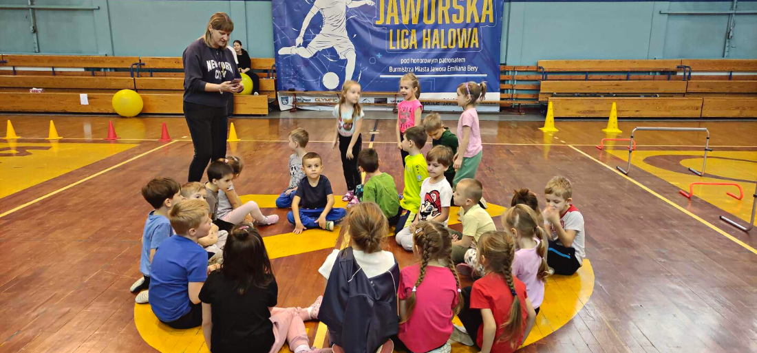 Zdjęcie sześciolatków zwiedzających szkołę