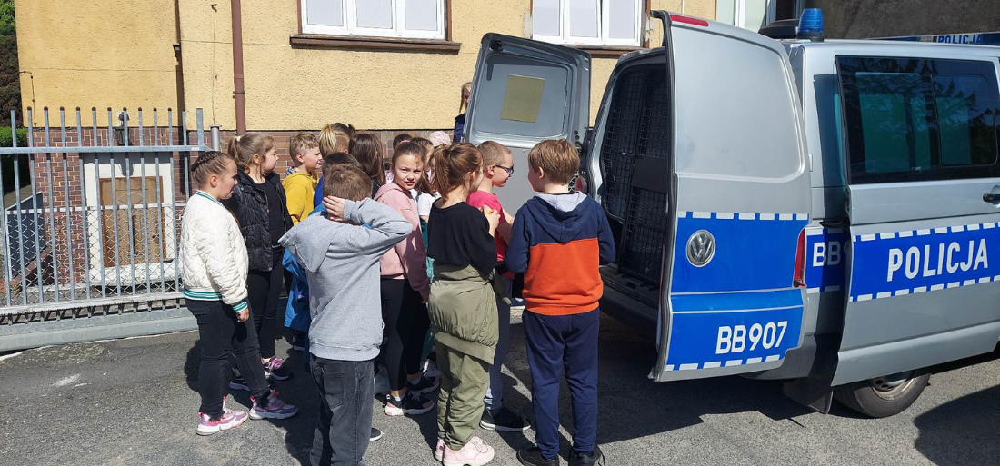 Zdjęcie uczniów z policjantami