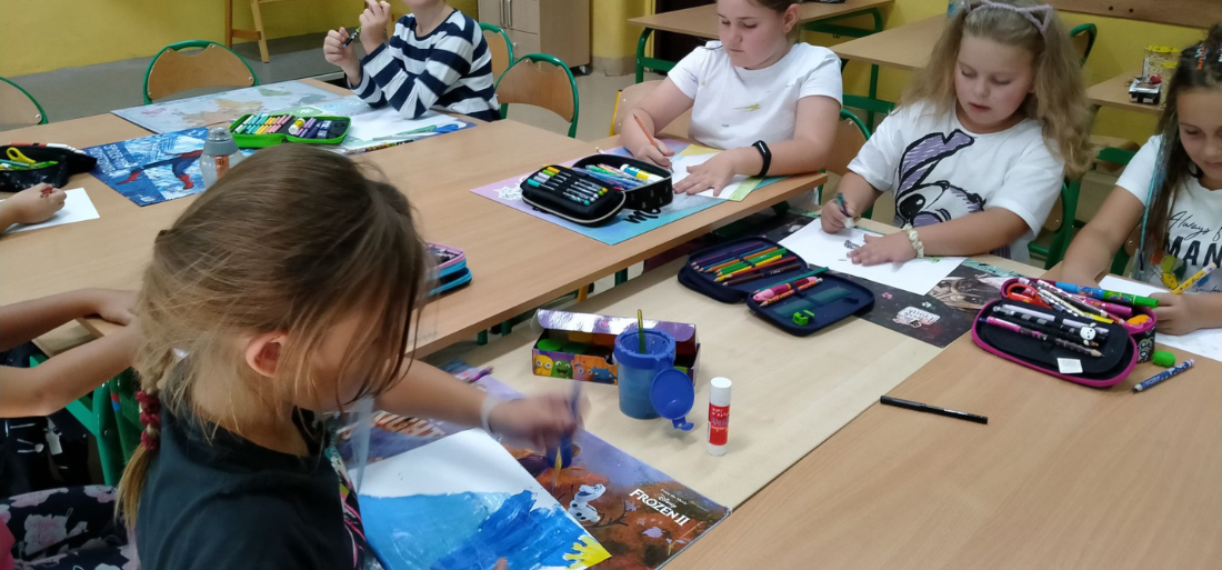 Zdjęcie malujących dzieci