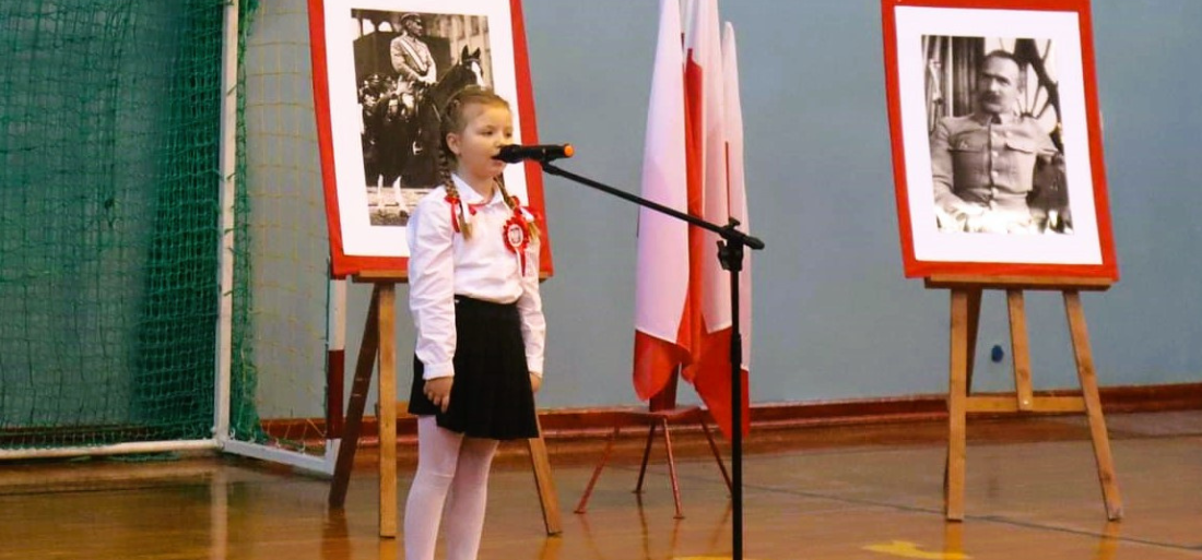 Zdjęcie śpiewającej uczennicy
