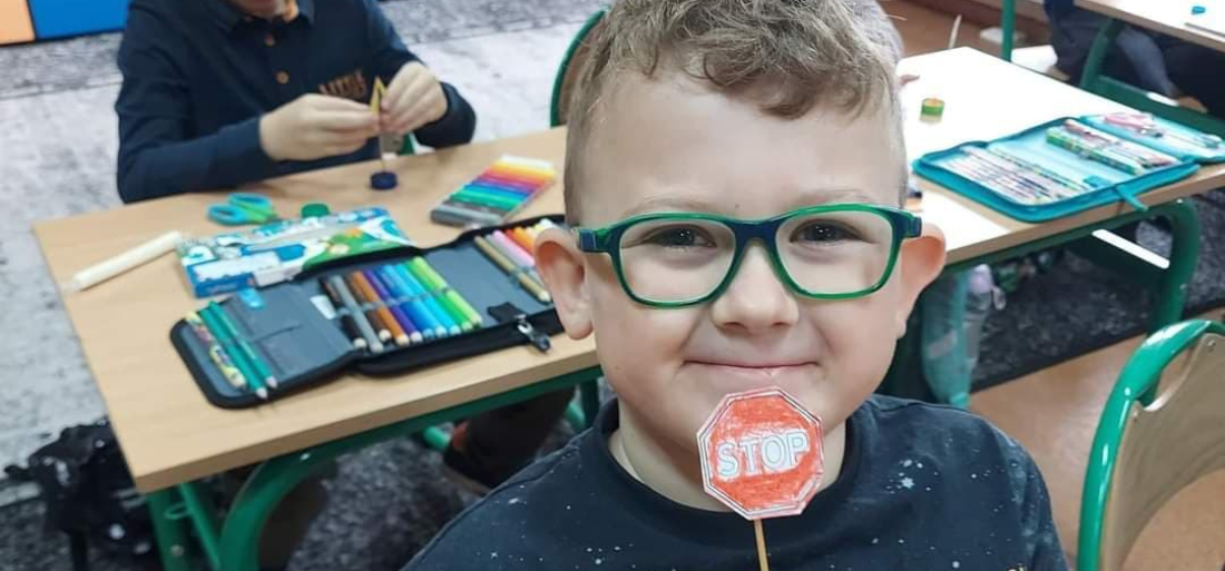 Zdjęcie chłopca ze znakiem drogowym