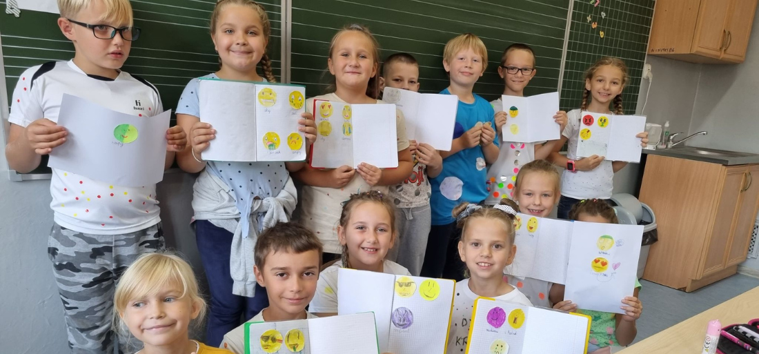 Klasowe zdjęcie z namalowanymi kropkami