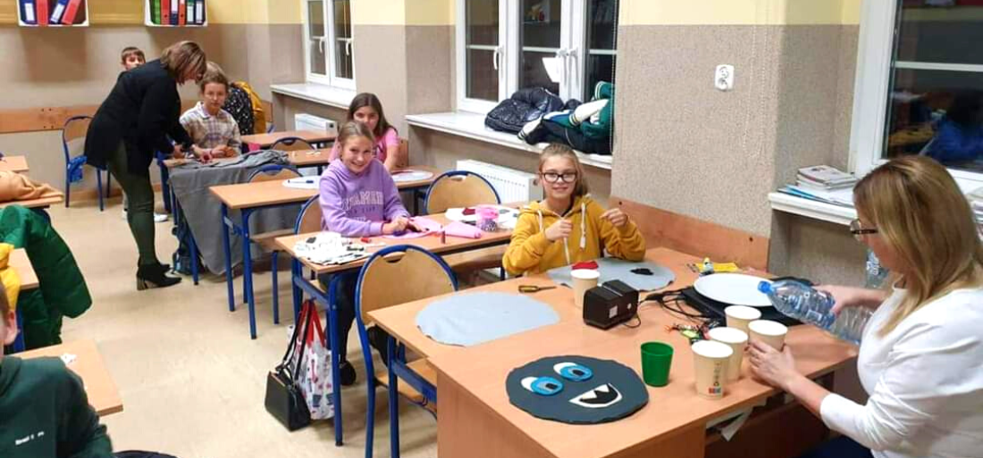 Zdjęcie szyjących uczniów