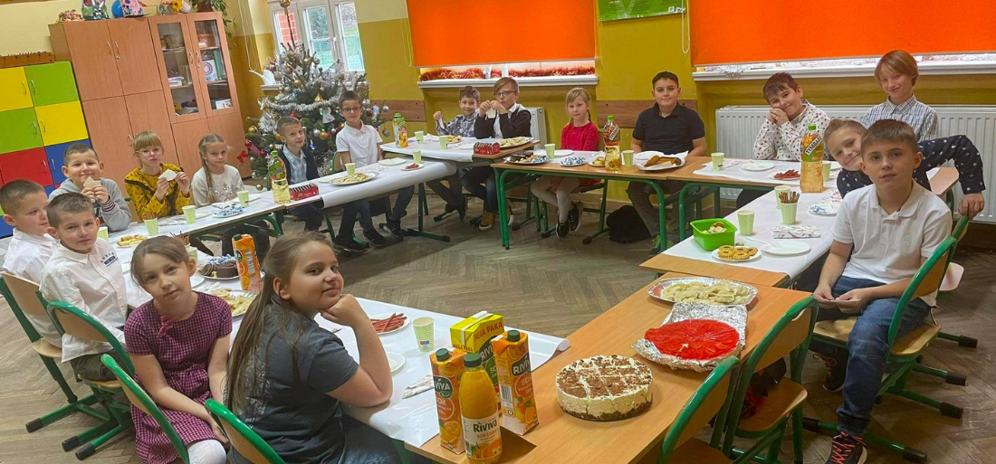 Zdjęcie świętujących uczniów