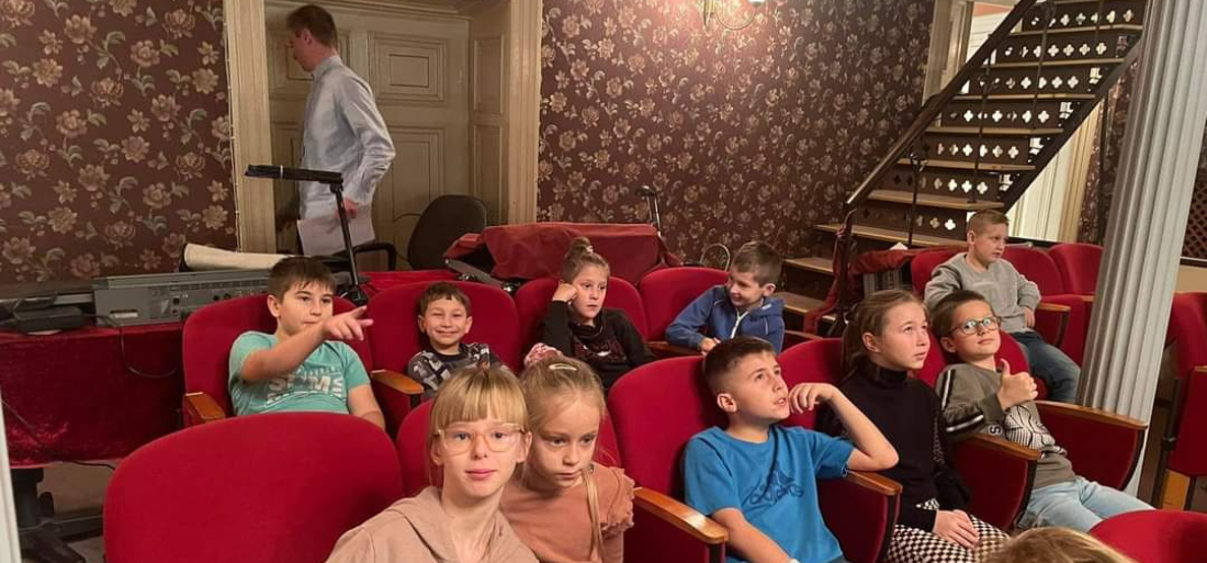 Zdjęcie dzieci w teatrze