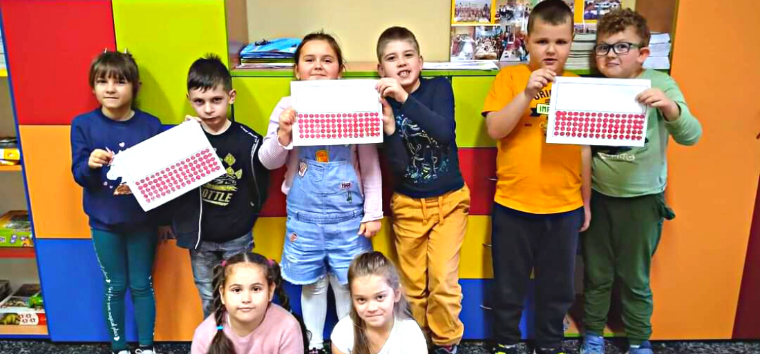 Zdjęcie uczniów i ich prac