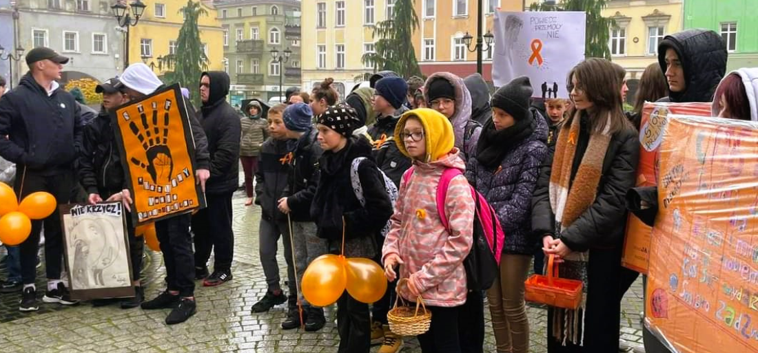 Zdjęcie uczniów biorących udział w pochodzie
