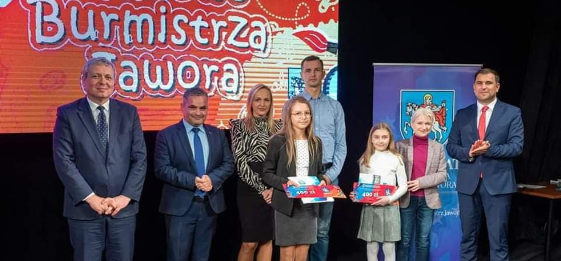 Zdjęcie stypendystów z rodzicami i burmistrzem