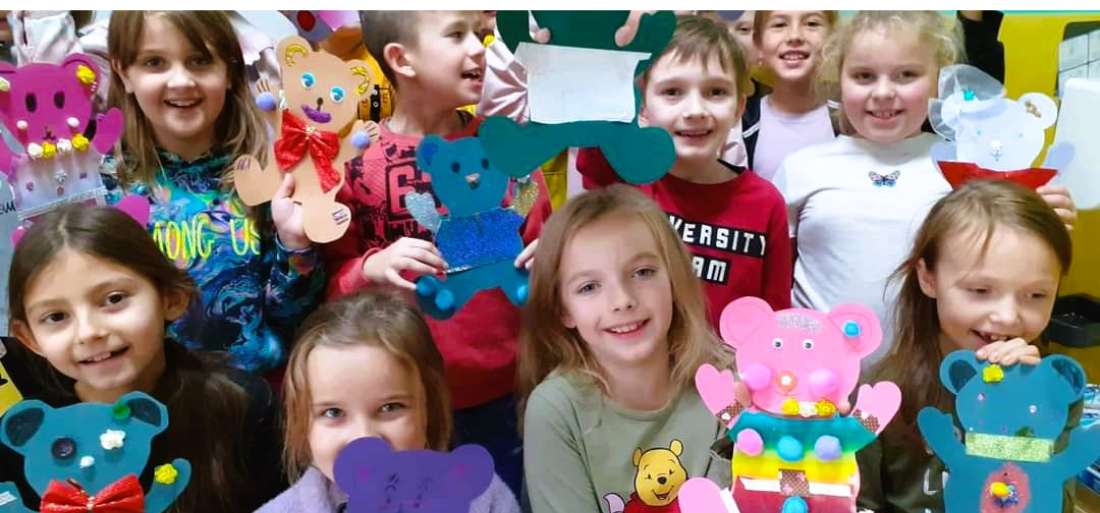 Zdjęcie uczniów i ich prac