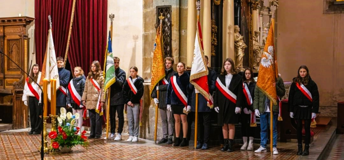Zdjęcie pocztu sztandarowego w kościele