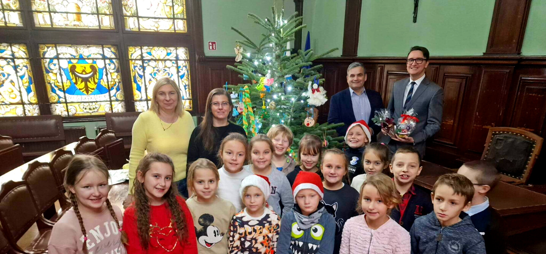 Zdjęcie uczniów przy choince w urzędzie miasta