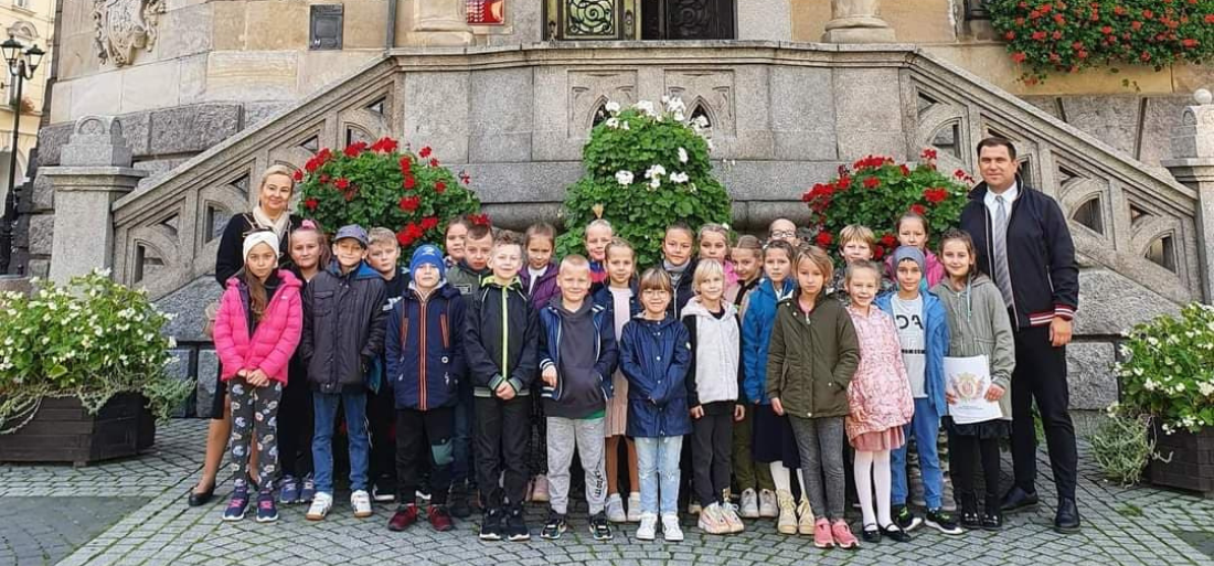 Zdjęcie uczniów z burmistrzem