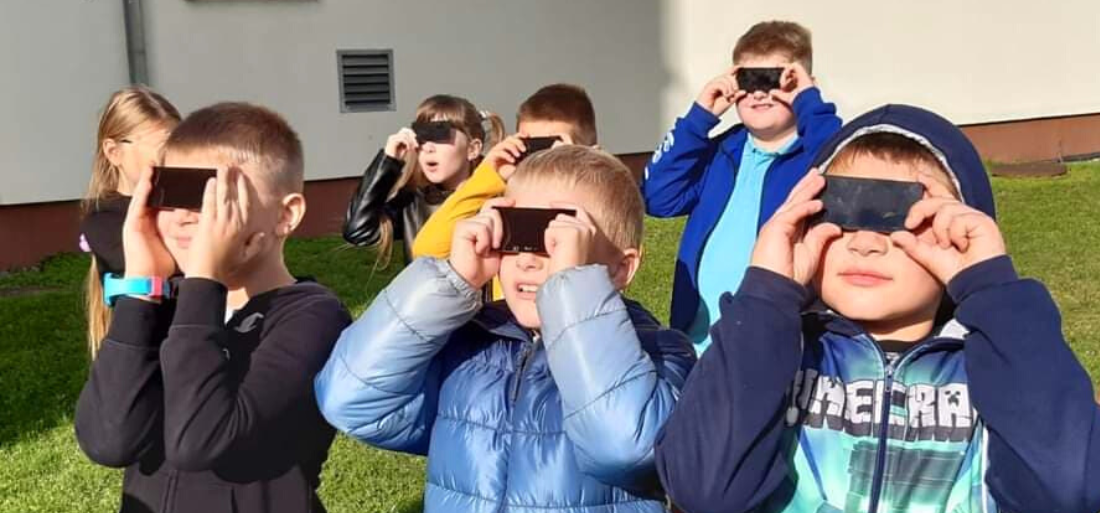 Zdjęcie obserwujących zaćmienie uczniów